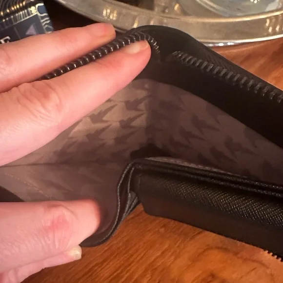 NWOB- Lo & Sons small saffiano leather wallet - Picture 5 of 9